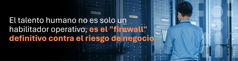 Profesional frente a servidores de un centro de datos, con mensaje sobre la importancia del talento humano para reducir riesgos operativos.